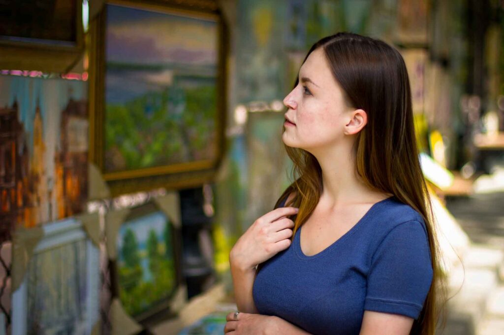 woman-examines-paintings